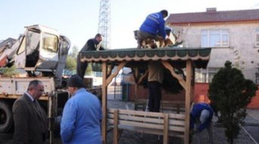 İstasyon Okulu Bah&ccedil;esine Kamelya Kondu