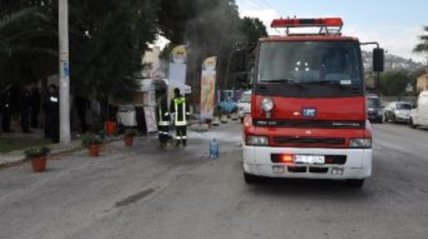 Fo&ccedil;a'da Balık Ekmek Satan B&uuml;fede Yangın &Ccedil;ıktı