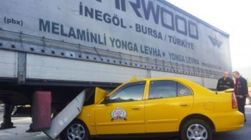 Ticari Taksi TIR'ın Altına Girdi: 3 Yaralı