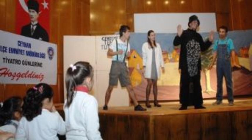 Minik &Ouml;ğrencilerin Tiyatro Sevgisi