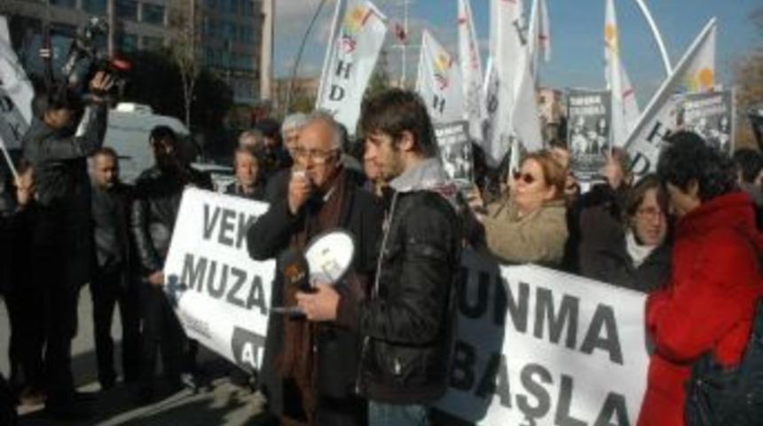 Hdk'dan Meclis &Ouml;n&uuml;nde Dokunulmazlık Protestosu