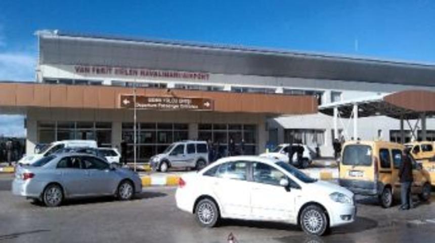 Yolcu U&ccedil;ağı İniş Sırasında Kuş S&uuml;r&uuml;s&uuml;ne &Ccedil;arptı