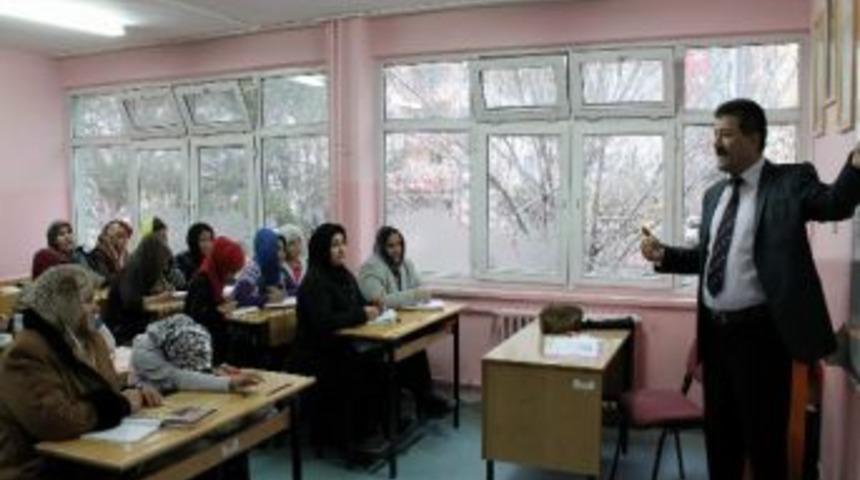 Afgan M&uuml;lteciler T&uuml;rk&ccedil;e &Ouml;ğrenıyor