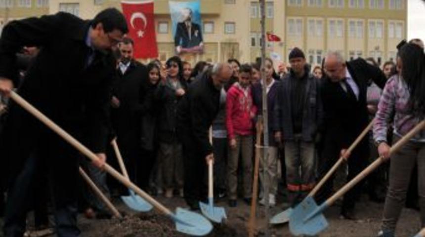 Ke&ccedil;i&ouml;ren Belediyesi Okul Bah&ccedil;elerini Ağa&ccedil;landırıyor