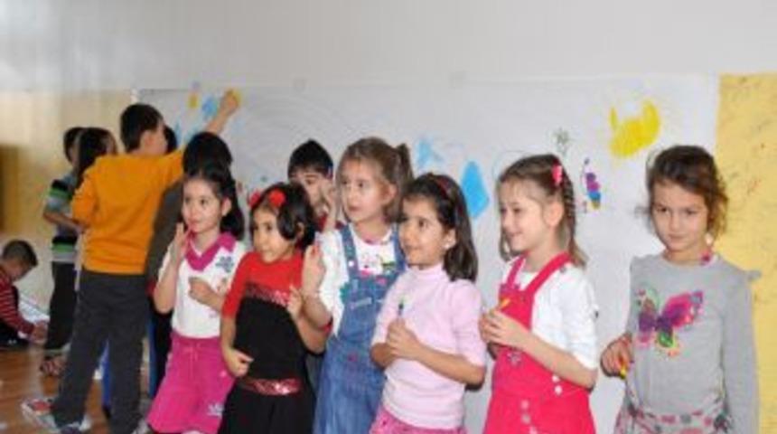 Cihan Anaokulu'nda &Ouml;ğrencilere D&uuml;ğme Dikme &Ouml;ğretiliyor