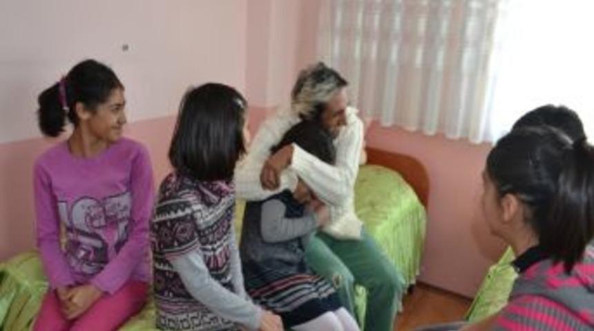 Şarkıcı Tarık Meng&uuml;&ccedil; Malatya'da Yurt &Ccedil;ocuklarını Sevindirdi