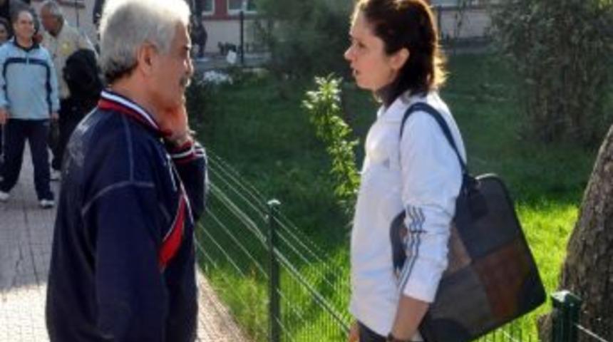 Balıkesir&rsquo;de &Ouml;ğretmenlerden Eşofmanlı Protesto