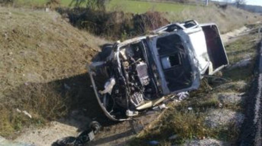 Kamyonet Şarampole Devrildi: 2 Yaralı