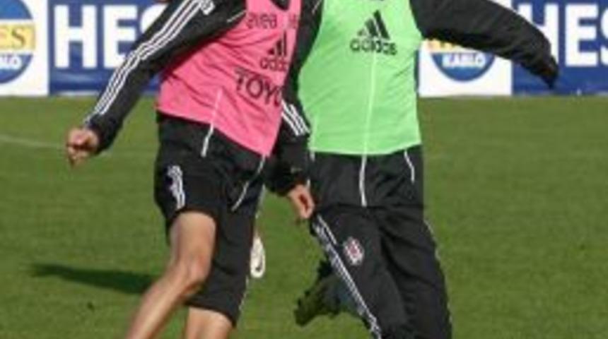 Eskişehirspor'a Hazırlanan Beşiktaş'ta Oyunculara Gemliklilerden Baklava Ikramı