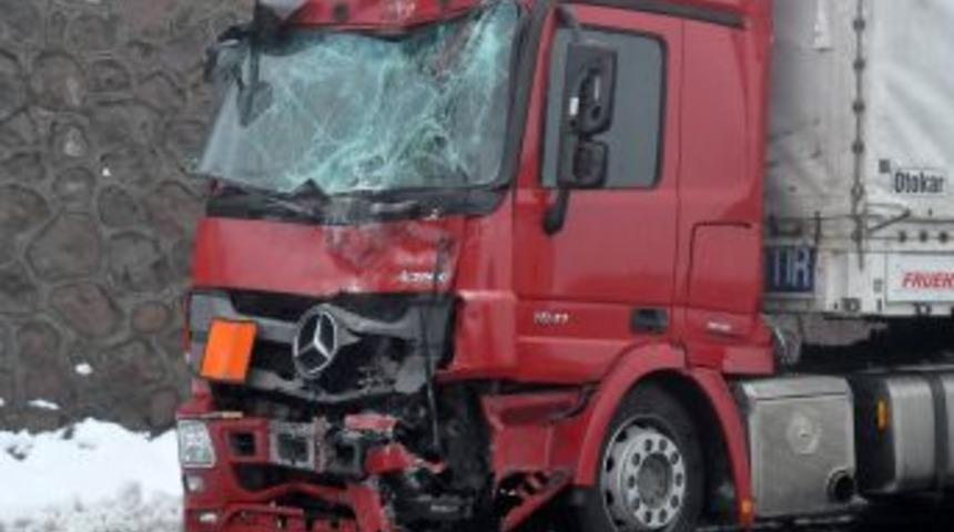 Bing&ouml;l'de Zincirleme Trafik Kazası: 17 Yaralı