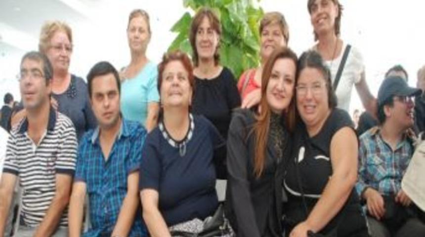 Ak Parti Genel Başkan Yardımcısı N&uuml;khet Hotar&rsquo;ın Girişimi İzmirli Engelli Gen&ccedil;leri Mutlu Etti