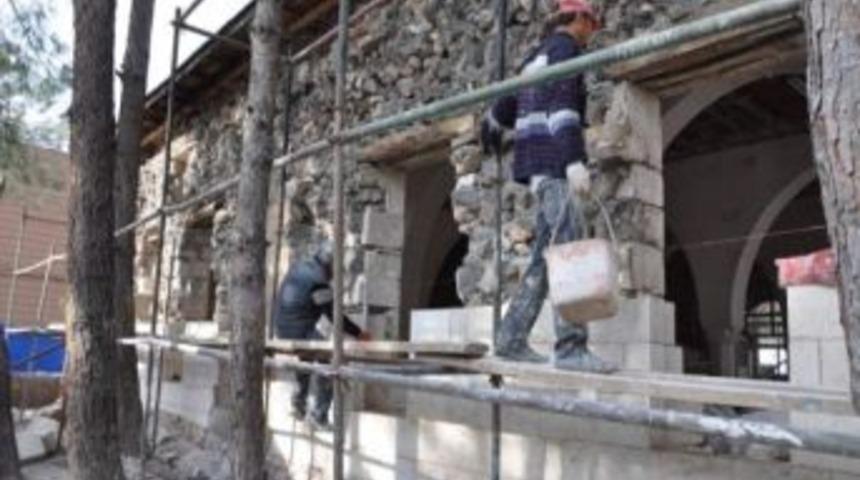 Tut Ulu Camii'nin Restorasyonu Devam Ediyor