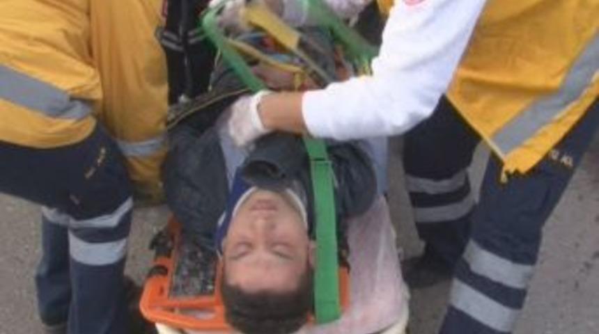 Ağaca &Ccedil;arpan Minib&uuml;ste İki Kişi Yaralandı