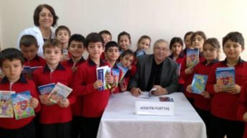 Yazar H&uuml;seyin Yurttaş, &Ouml;ğrencilerin Onuğu Oldu