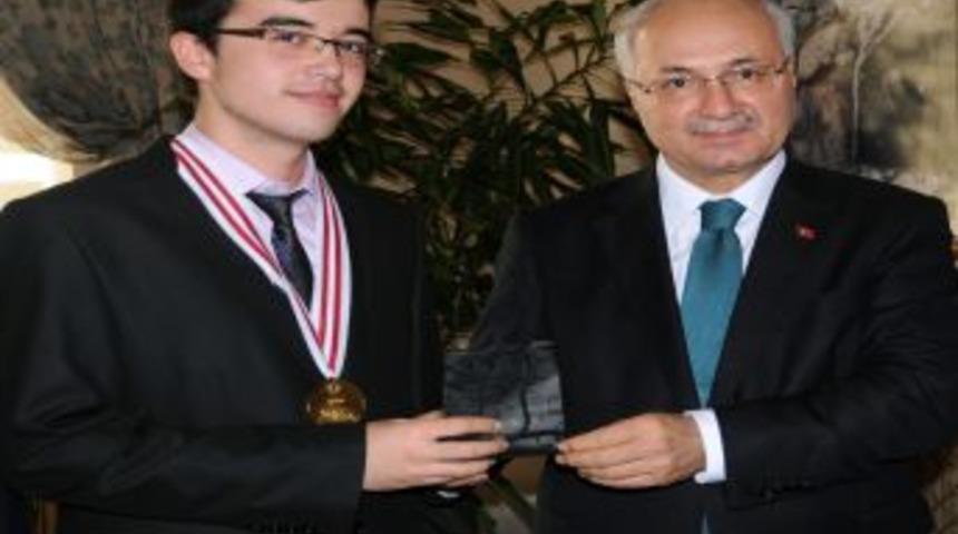 Olimpiyatlarda D&ouml;rt Madalya Kazanan Şehzade Mehmet &Ouml;ğrencileri &Ouml;d&uuml;llendirildi