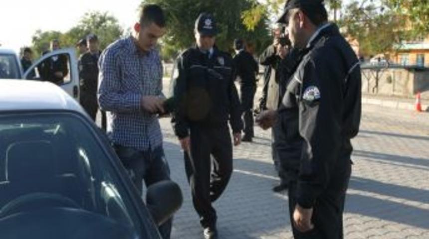 Polise CD'li Uyarı: Dur Ihtarına Uymayan Otomobile Silah Sıkmayın