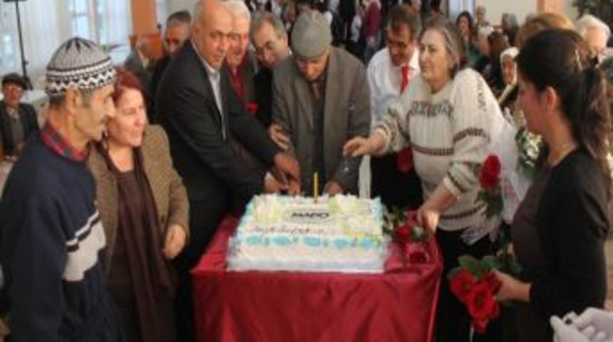 Ak Parti'liler Yaşlıların Doğum G&uuml;n&uuml;n&uuml; Kutlamasına Katıldı