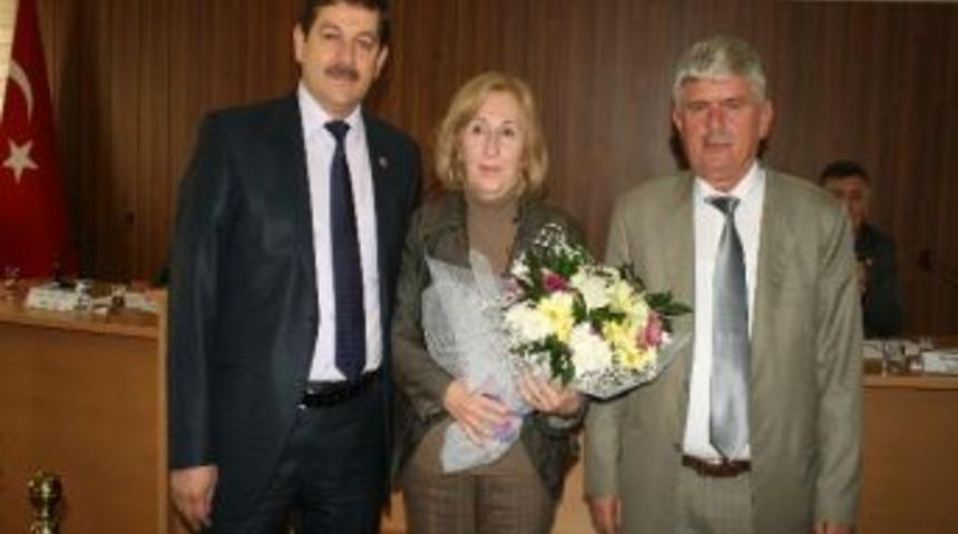 İgm&rsquo;nin Tek Bayan &Uuml;yesine &Ccedil;i&ccedil;ek Verildi