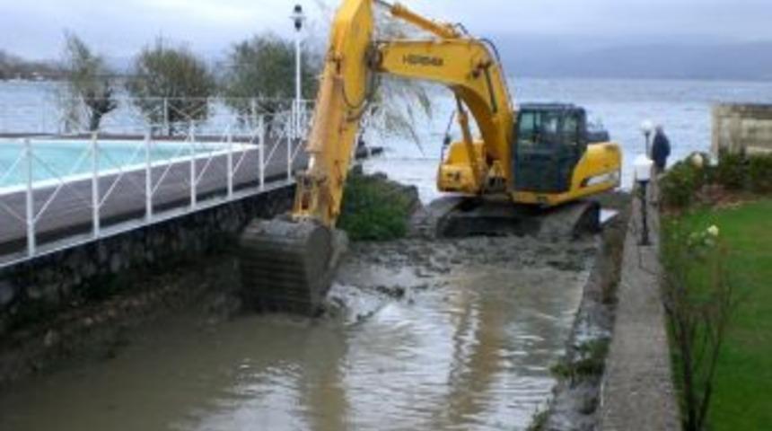 Saski Dereleri Temizliyor