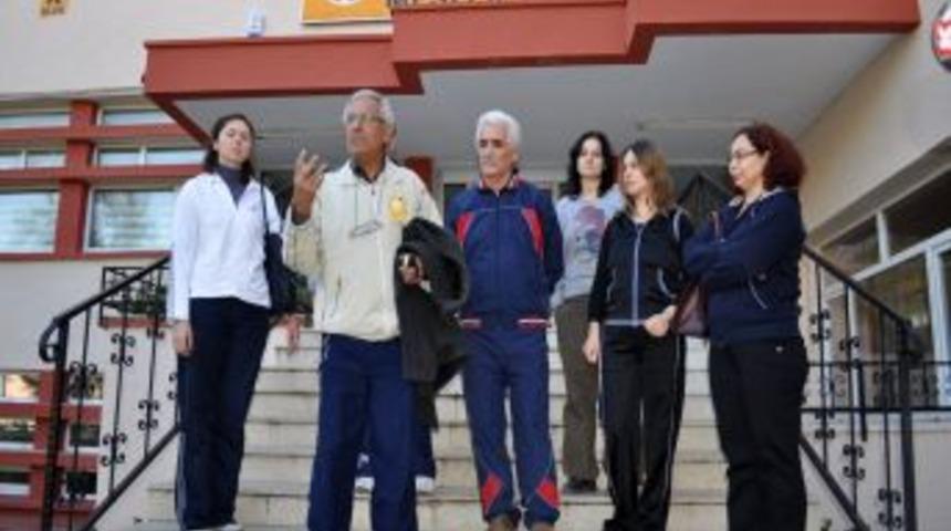 &Ouml;ğretmenler Kıyafet Uygulamasını Protesto I&ccedil;in Derslere Eşofmanla Girdi