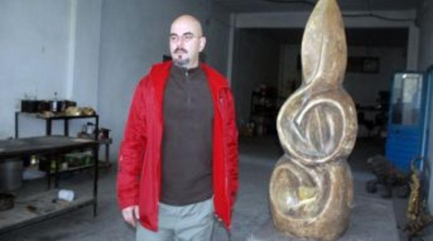 Yalova'ya Onno Tun&ccedil; Heykeli