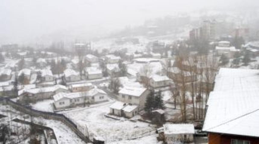 Hakkari'de Kış: Kar Yağışı Sebebiyle &Ccedil;ok Sayıda K&ouml;y Yolu Ulaşıma Kapandı