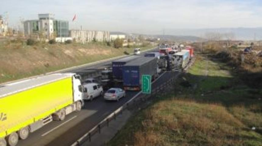 Devrilen Tır'ın S&uuml;r&uuml;c&uuml;s&uuml; Yaralandı