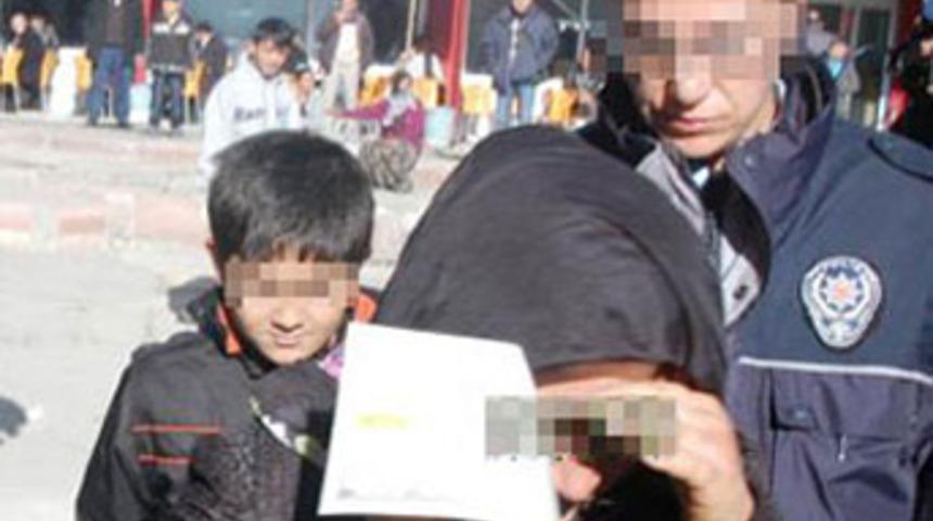 Oğlunun &ouml;n&uuml;nde eşini d&ouml;vd&uuml;