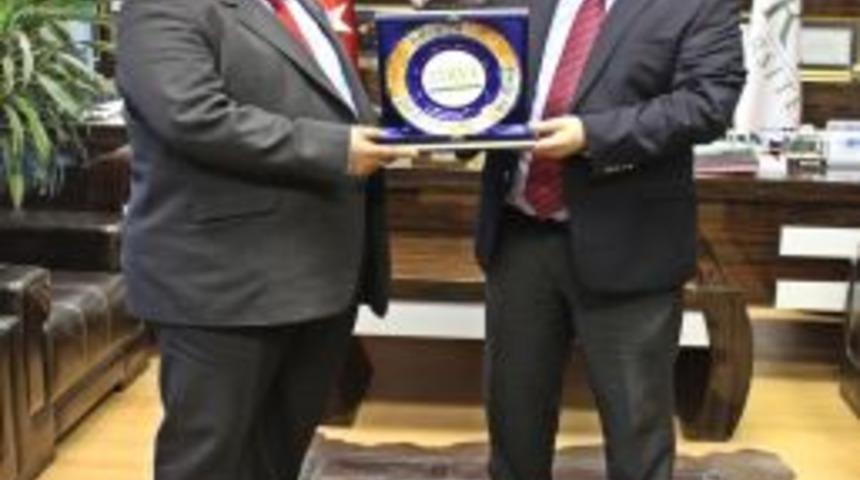 Adnan Menderes &Uuml;niversitesi Rekt&ouml;r&uuml;, Zirve &Uuml;niversitesi'ni Ziyaret Etti