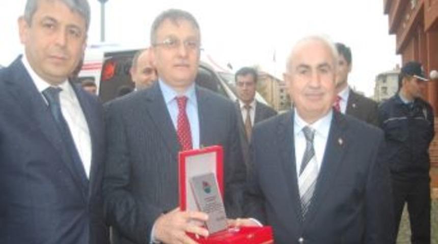 Giresun Ticaret Borsası'ndan İl Sağlık M&uuml;d&uuml;rl&uuml;ğ&uuml;'ne Tam Donanımlı Ambulans