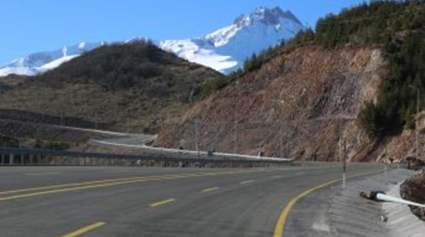 Yenilen Erciyes Kayak Merkezi Yolu Trafiğe A&ccedil;ıldı