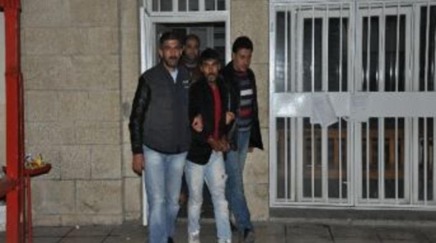 Hırsız Zanlısını Kap&uuml;şonlu Montu Ele Verdi