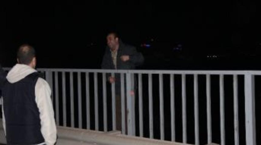 Boşanmak İstemeyen Koca K&ouml;pr&uuml;ye &Ccedil;ıktı