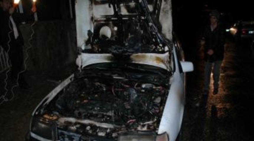 Suşehri'nde Seyir Halindeki Otomobil Yandı