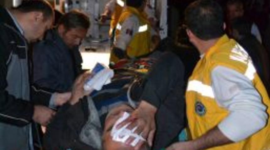 Dolmuş Otomobille &Ccedil;arpıştı: 3 Yaralı