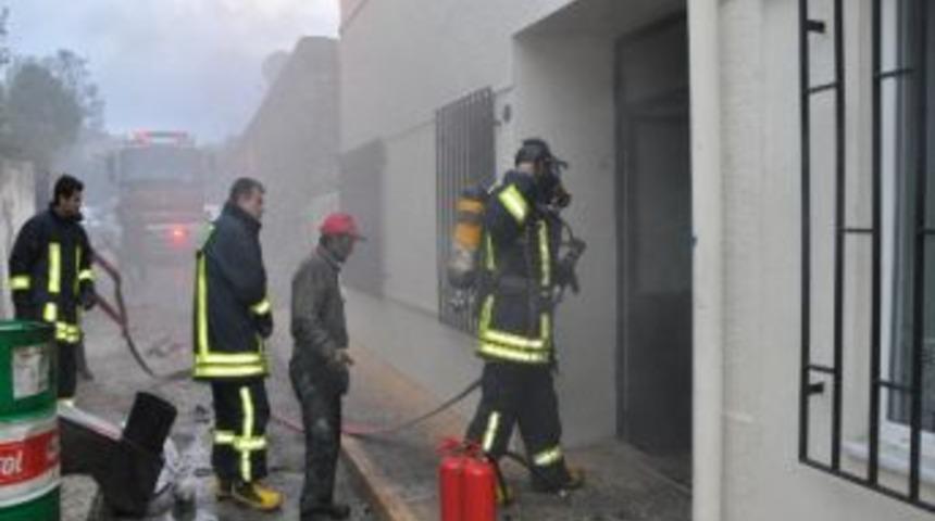 Fo&ccedil;a'da Binanın Kalorifer Dairesinde Yangın &Ccedil;ıktı