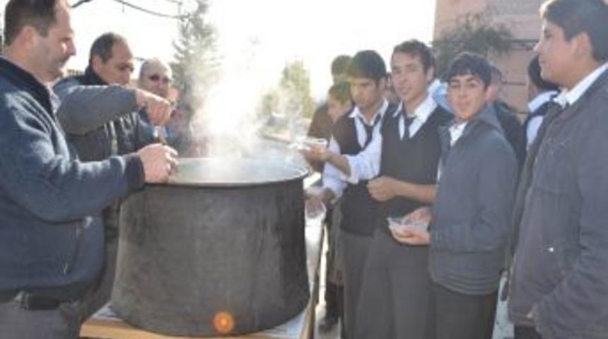 Kula'da Anadolu Lisesi Aşure Dağıttı