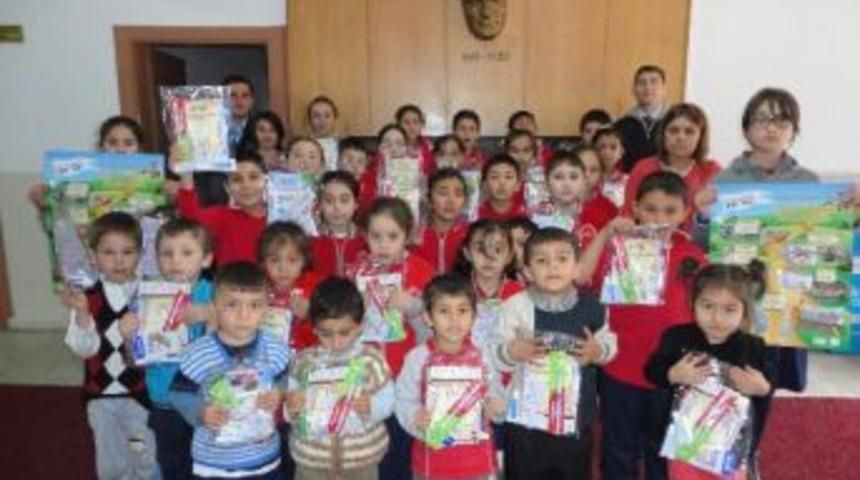 &Ouml;ğrencilere Diş Macunu Ve Fır&ccedil;a Dağıtıldı