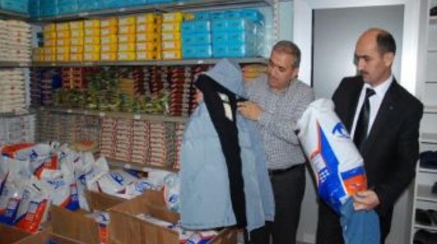 Kimse Yok Mu Derneği 172 &Ccedil;ocuğun Kışlık İhtiyacını Karşıladı