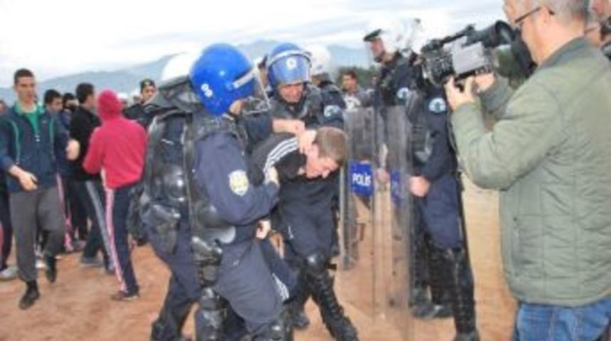 Ger&ccedil;eğini Aratmayan Tatbikatta Son Sınıf &Ouml;ğrencileri &Ccedil;evik Kuvvete B&ouml;yle Saldırdı