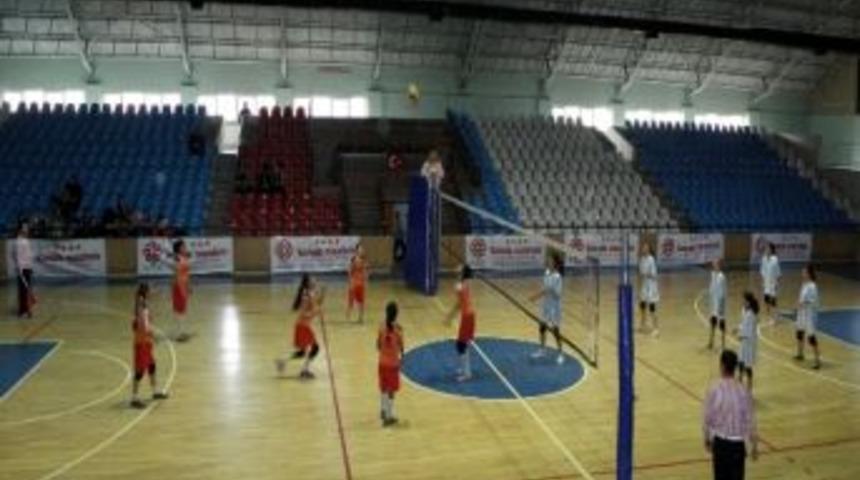 Yıldız Kızlar Voleybol Müsabakaları Başladı