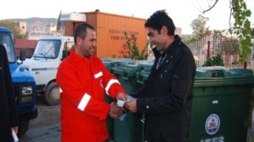 Temizlik İş&ccedil;isinden &Ouml;rnek Davranış