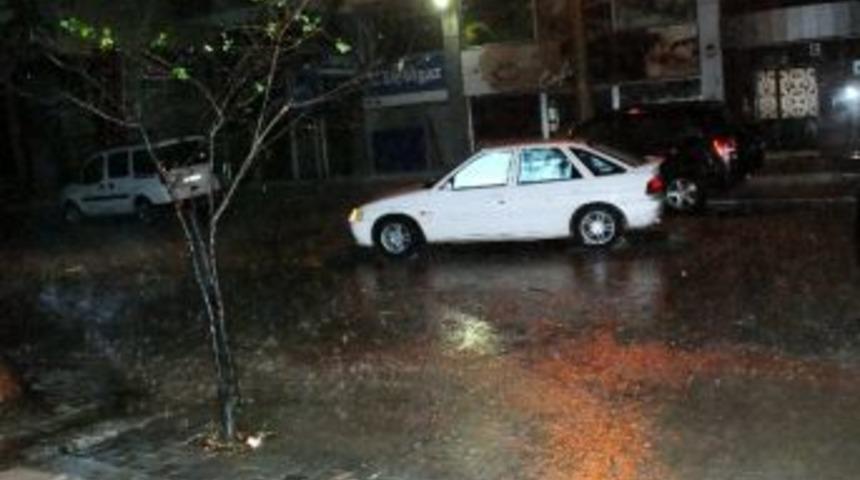 Didim&rsquo;de Sağanak Yağış Hayatı Olumsuz Etkiledi.