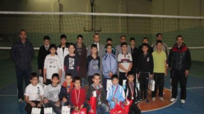 Oltu'da Başarılı G&uuml;reş&ccedil;iler &Ouml;d&uuml;llendirildi