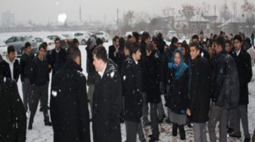 Soğuk Okul &Ouml;ğrencileri İsyan Ettirdi