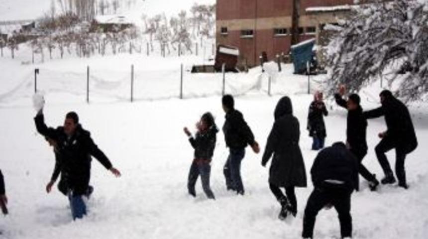 &Uuml;niversite &Ouml;ğrencilerinin Kar Sevinci