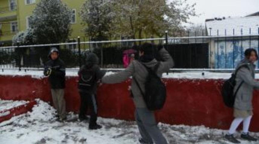 Kırıkkale&rsquo;de Ilk Kar Yağdı, A&ccedil; Kalmasın Diye Kuşlar Beslendi