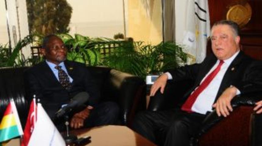 Gana B&uuml;y&uuml;kel&ccedil;isi&rsquo;nden İzmir &Ouml;vg&uuml;s&uuml;