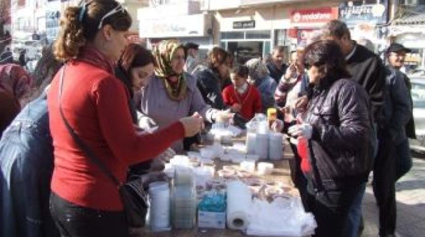 Ak Parti &Ccedil;an&rsquo;da Aşure Dağıttı