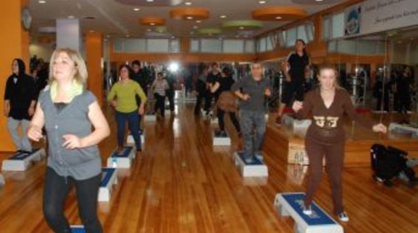 Havalar Soğudu, Kadınlar Sabah Sporlarını Salonda Yapıyor